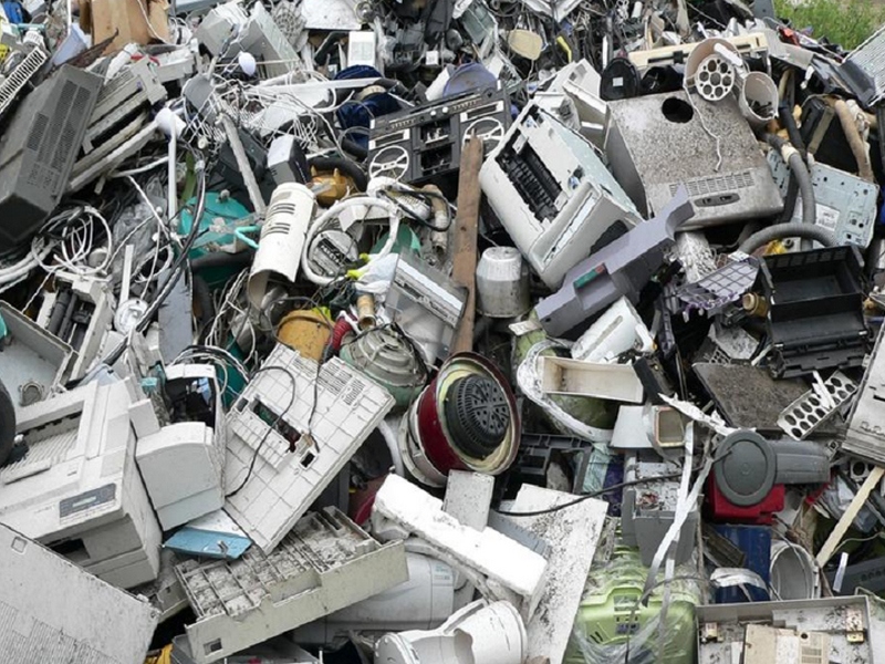 Sbarazzarci dei rifiuti elettronici non é piú un problema